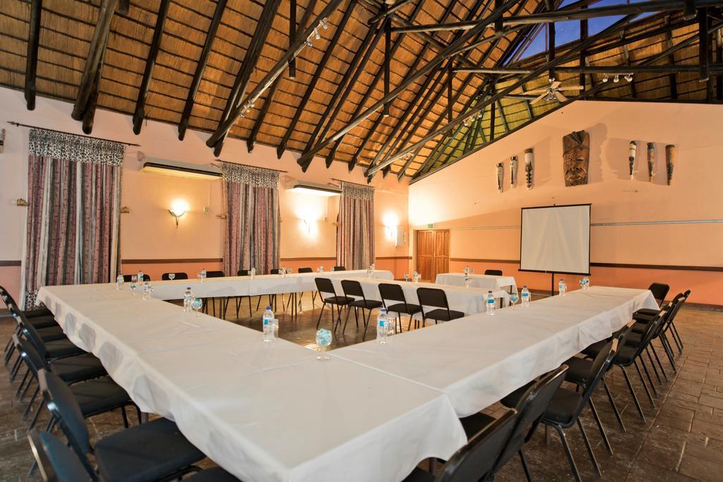 Oshakati Country Hotel ภายนอก รูปภาพ