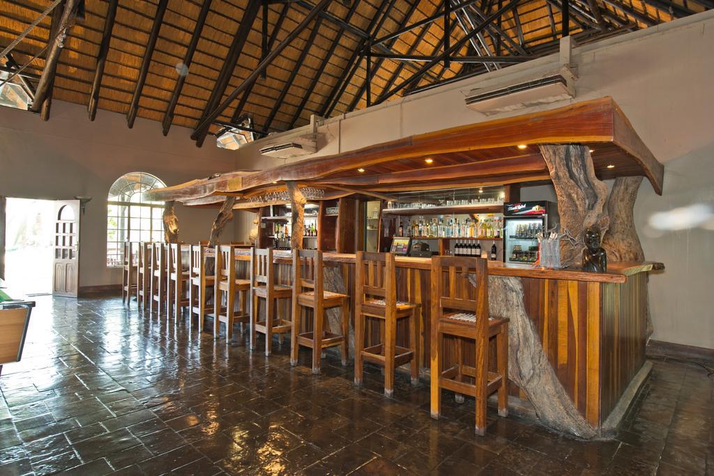 Oshakati Country Hotel ภายนอก รูปภาพ