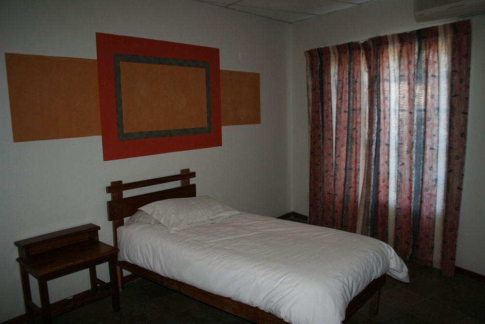 Oshakati Country Hotel ภายนอก รูปภาพ
