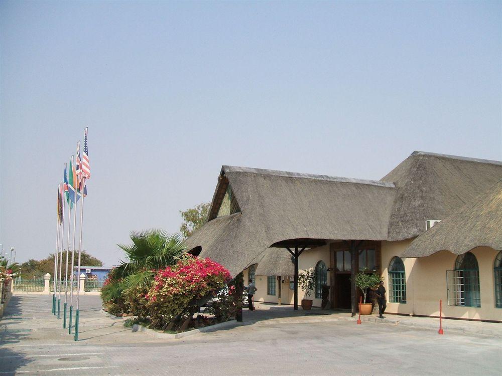 Oshakati Country Hotel ภายนอก รูปภาพ