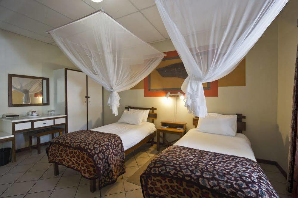 Oshakati Country Hotel ภายนอก รูปภาพ